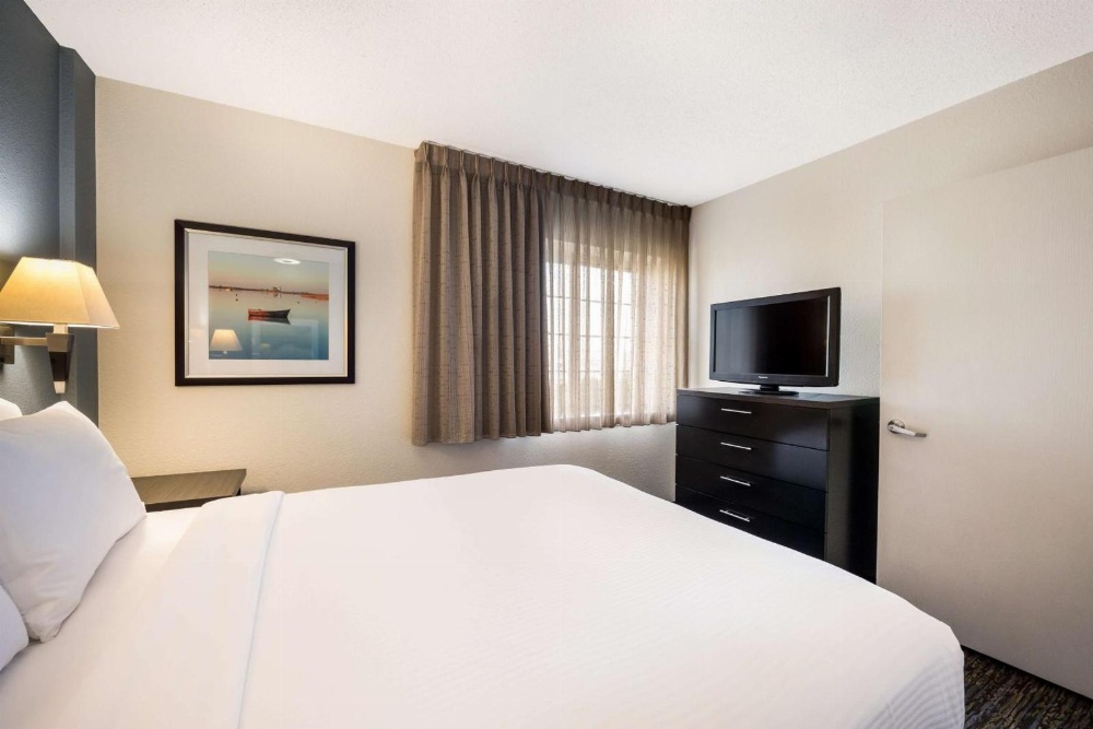 Sonesta Simply Suites Chicago Waukegan